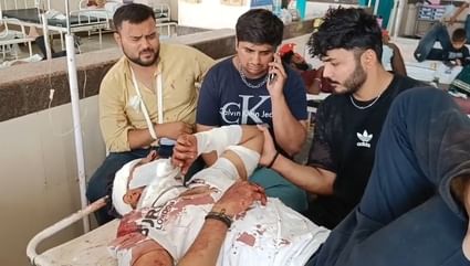 एक्सीडेंट की जानकारी देते डाक्टर