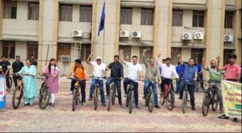 दौराला - दौराला बिजली घर पर बिजली आपूर्ति बहाल करने की मांग करते हुए किसान। स्रोत : संवाद