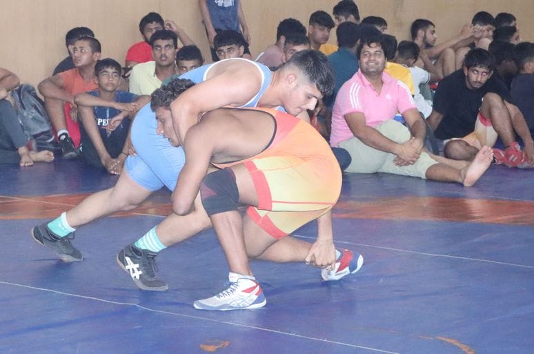 02सीटीके15...छोटूराम स्टेडियम में आयोजित जिला स्तरीय फ्री स्टाइल अखाड़ा प्रतियोगिता में दांव लग 02सीटीके15...छोटूराम स्टेडियम में आयोजित जिला स्तरीय फ्री स्टाइल अखाड़ा प्रतियोगिता में दांव लग