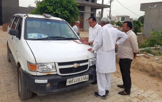 03जेएनडी12-गली के निर्माण में घटिया सामग्री लगाने के मामले का प्रमुखता से छापा गया समाचार। संवा