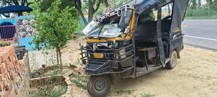 03जेएनडी15-कैथल रोड पर हुए हादसे के बाद घटनास्थल पर पड़ा मजदूरों का सामान। संवाद 03जेएनडी15-कैथल रोड पर हुए हादसे के बाद घटनास्थल पर पड़ा मजदूरों का सामान। संवाद