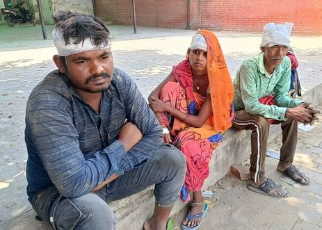 03जेएनडी15-कैथल रोड पर हुए हादसे के बाद घटनास्थल पर पड़ा मजदूरों का सामान। संवाद 03जेएनडी15-कैथल रोड पर हुए हादसे के बाद घटनास्थल पर पड़ा मजदूरों का सामान। संवाद