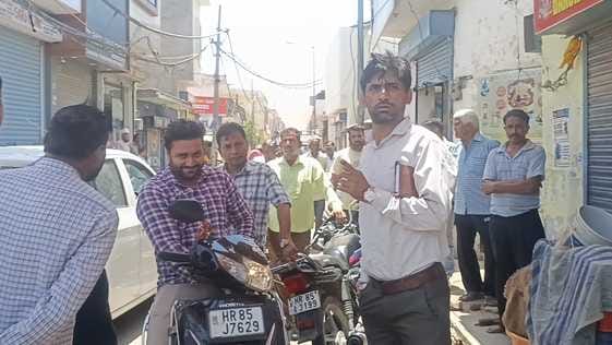 अंबाला छावनी की मोची मंडी में अनधिकृत इमारत को सील करते विभागीय कर्मचारी। संवाद