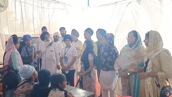 धर्म की बारीकियां सीख रहे बच्चे