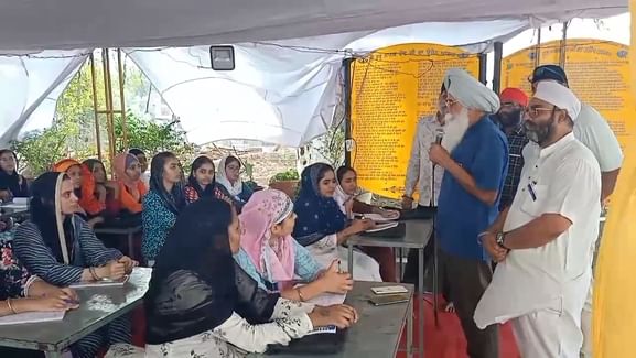 धर्म की बारीकियां सीख रहे बच्चे