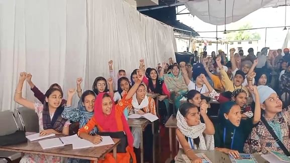 धर्म की बारीकियां सीख रहे बच्चे