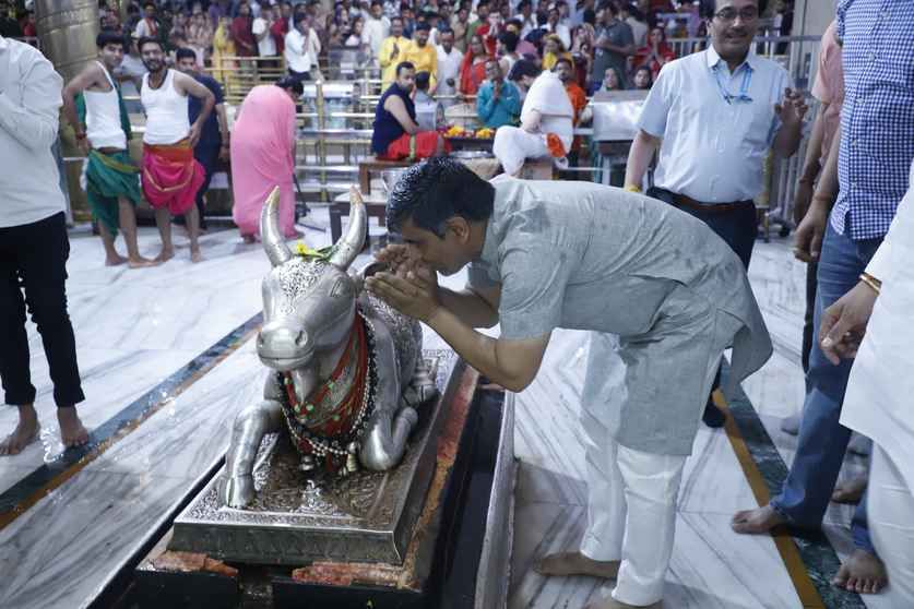 कुछ इस तरह लिया आशीर्वाद। 