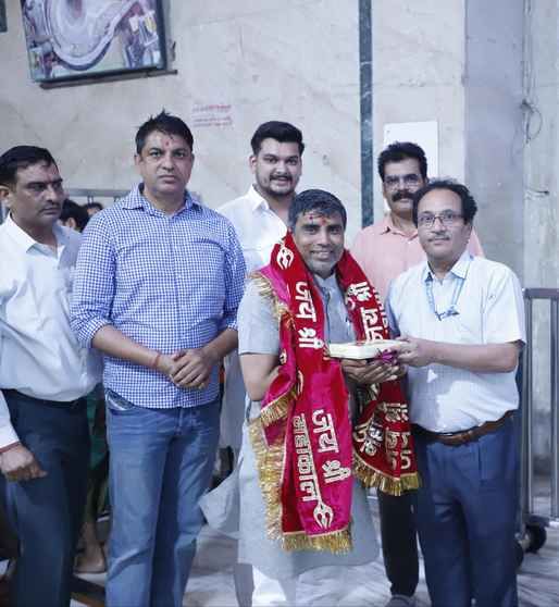 कुछ इस तरह लिया आशीर्वाद। 