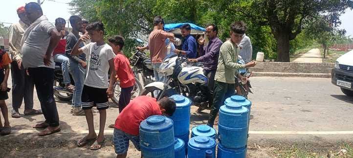 भंडारा में प्रसाद बांटते व्यापारी संवाद