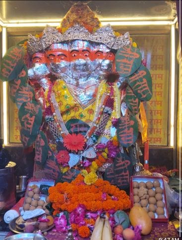 भंडारा में प्रसाद बांटते व्यापारी संवाद