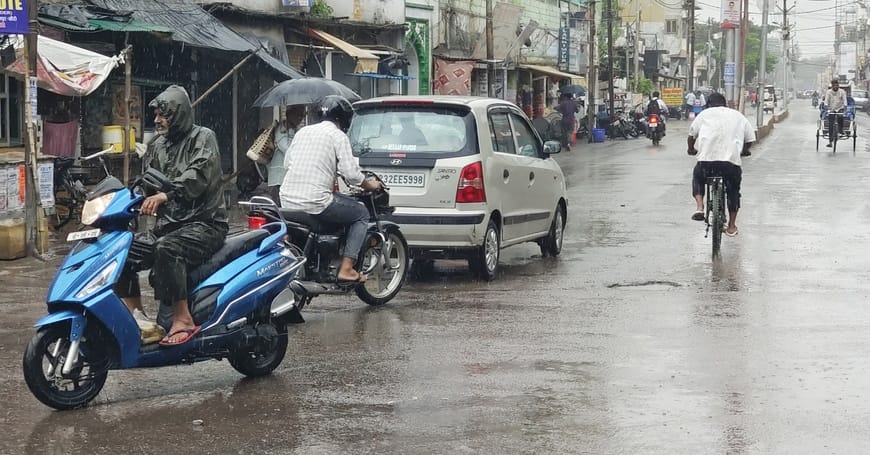 बारिश में कुछ इस तरह निकले लोग। संवाद बारिश में कुछ इस तरह निकले लोग। संवाद