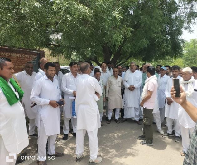 गांव मम्मड़ के ग्रामीण लघु सचिवालय में डीसी को ज्ञापन देने के लिए जाते हुए। 