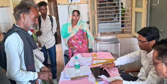 जिला अस्पताल में डंडे के सहारे जाता दिव्यांग। संवाद