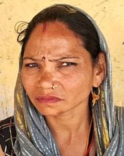 जिला अस्पताल में डंडे के सहारे जाता दिव्यांग। संवाद