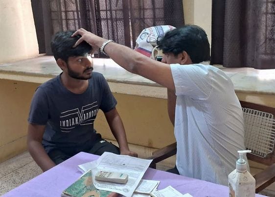 जिला अस्पताल में डंडे के सहारे जाता दिव्यांग। संवाद