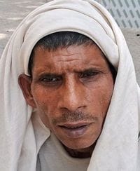 जिला अस्पताल में डंडे के सहारे जाता दिव्यांग। संवाद
