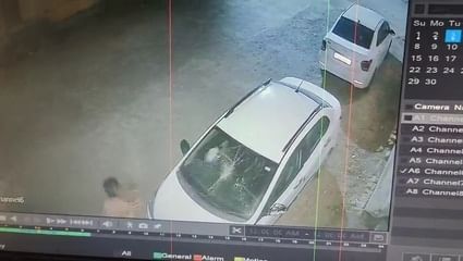 सीसीटीवी में कैद हुआ मानसिक रोगी का तांडव, तोड़े 18 वाहनों के कांच
