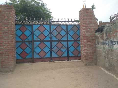 मृतका नन्हीं देवी के भाई से पूछताछ करती पुलिस संवाद