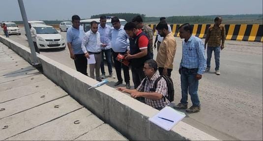 नकुड़ के गांव नसरुल्लागढ़ निकट नगली घाट पर बने पुल आई दरार। संवाद नकुड़ के गांव नसरुल्लागढ़ निकट नगली घाट पर बने पुल आई दरार। संवाद