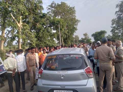 पूरनपुर में हादसे के बाद मौके पर लगी भीड़। संवाद पूरनपुर में हादसे के बाद मौके पर लगी भीड़। संवाद