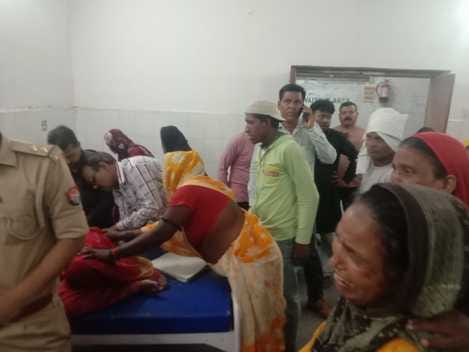 पूरनपुर में हादसे के बाद मौके पर लगी भीड़। संवाद पूरनपुर में हादसे के बाद मौके पर लगी भीड़। संवाद