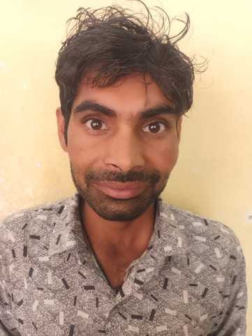 पैथेलॉजी लैब मेें ब्लड सैंपल देता मरीज। संवाद