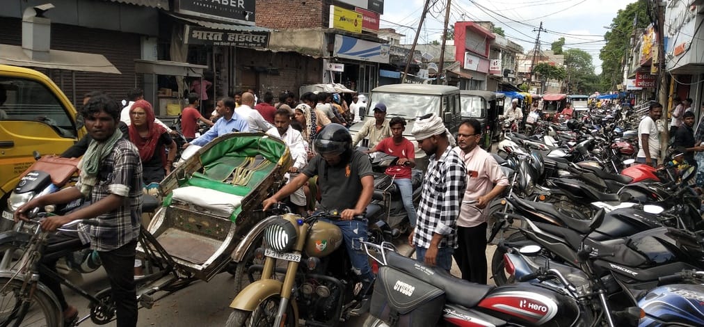सराफा बाजार में सड़क पर दुकानों के सामने खड़े वाहन। संवाद सराफा बाजार में सड़क पर दुकानों के सामने खड़े वाहन। संवाद