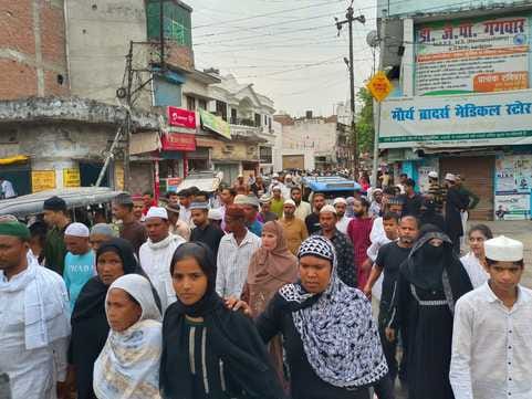 शाहजी मियां के उर्स में कुल की रस्म अदा करते उलेमा व मौजूद अकीदतमंद। स्रोत कमेटी