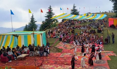 तीन दिवसीय  बश्ता मेले में  तीन देवताओं का स्वागत करते देवलू और अन्य लोग। संवाद