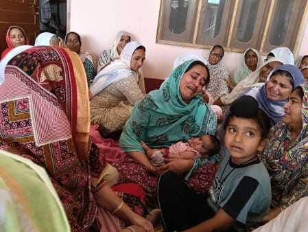 धुरिया पलिया ने बलिदान सैनिक के परिजनों से बातचीत करते डीएम- एसपी। सूचना विभाग