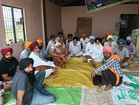 धुरिया पलिया ने बलिदान सैनिक के परिजनों से बातचीत करते डीएम- एसपी। सूचना विभाग