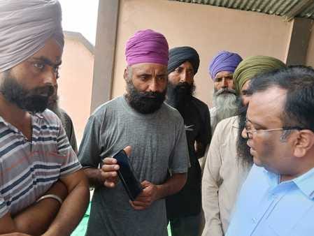धुरिया पलिया ने बलिदान सैनिक के परिजनों से बातचीत करते डीएम- एसपी। सूचना विभाग