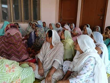 धुरिया पलिया ने बलिदान सैनिक के परिजनों से बातचीत करते डीएम- एसपी। सूचना विभाग
