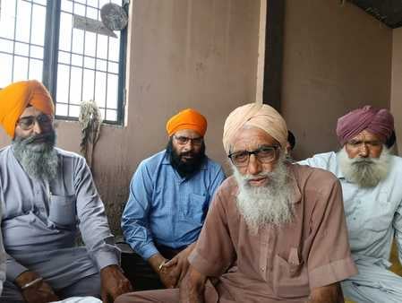 धुरिया पलिया ने बलिदान सैनिक के परिजनों से बातचीत करते डीएम- एसपी। सूचना विभाग