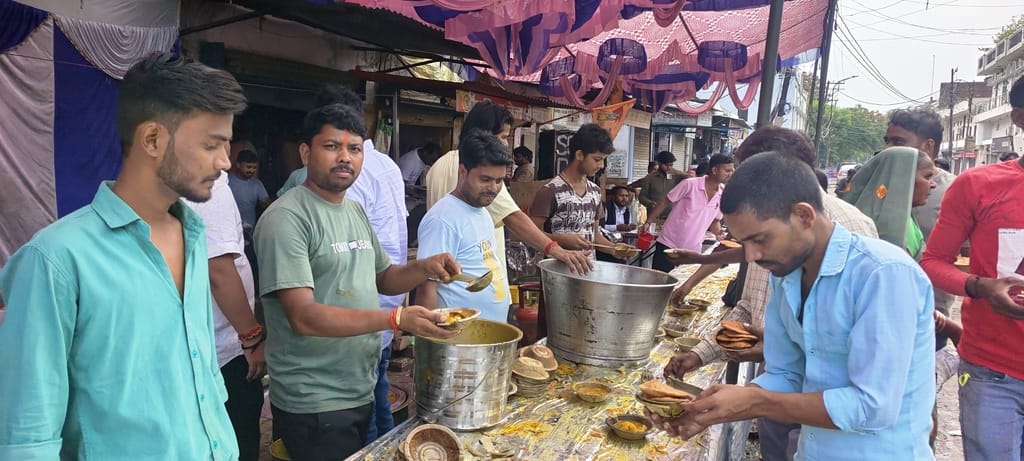 विकास भवन के सामने हनुमान मंदिर में पूजा-अर्चना करते श्रद्धालु। संवाद