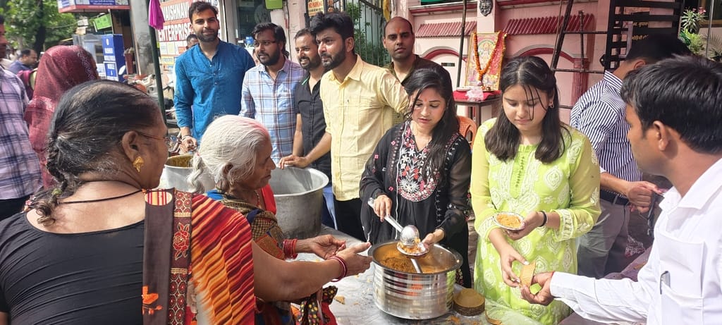 विकास भवन के सामने हनुमान मंदिर में पूजा-अर्चना करते श्रद्धालु। संवाद