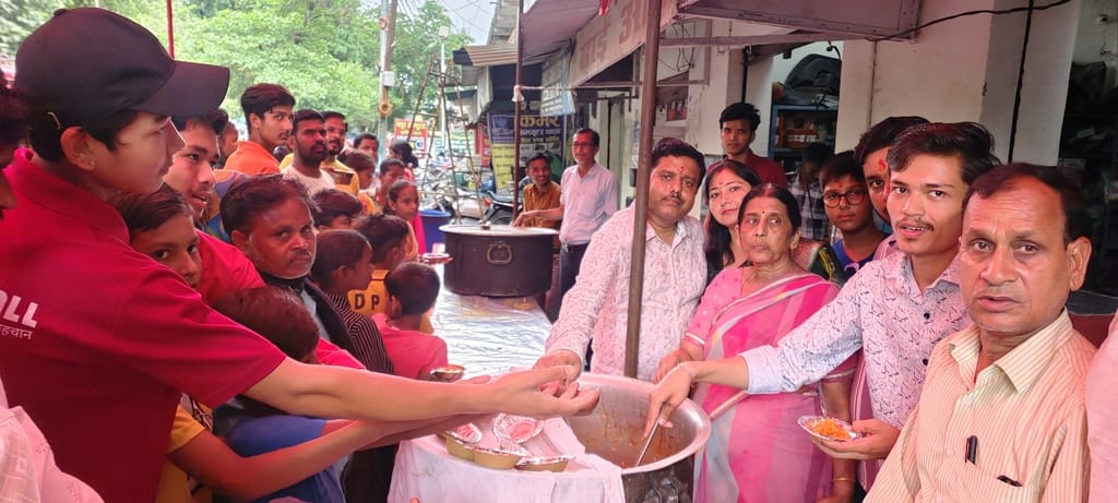 विकास भवन के सामने हनुमान मंदिर में पूजा-अर्चना करते श्रद्धालु। संवाद