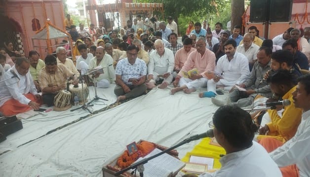 विकास भवन के सामने हनुमान मंदिर में पूजा-अर्चना करते श्रद्धालु। संवाद