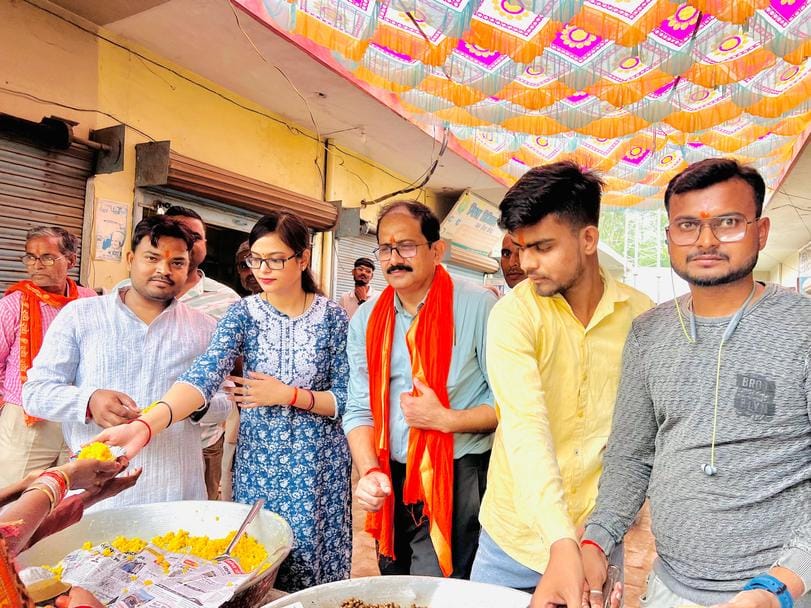 विकास भवन के सामने हनुमान मंदिर में पूजा-अर्चना करते श्रद्धालु। संवाद