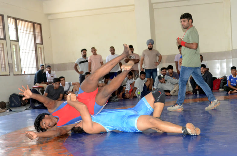 अंबाला केसरी बने करणवीर को सम्मानित करते खेल विभाग के अधिकारी। स्वयं अंबाला केसरी बने करणवीर को सम्मानित करते खेल विभाग के अधिकारी। स्वयं