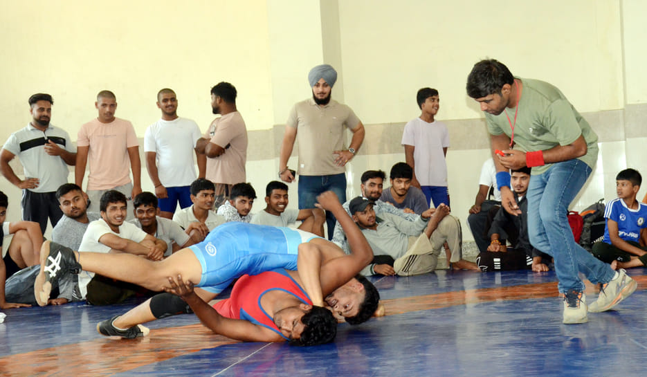 अंबाला केसरी बने करणवीर को सम्मानित करते खेल विभाग के अधिकारी। स्वयं अंबाला केसरी बने करणवीर को सम्मानित करते खेल विभाग के अधिकारी। स्वयं