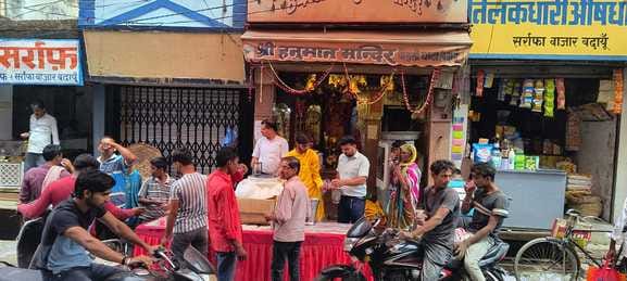 बिल्सी के भवन मंदिर में कन्याओं को भोजन कराते भक्त। संवाद बिल्सी के भवन मंदिर में कन्याओं को भोजन कराते भक्त। संवाद