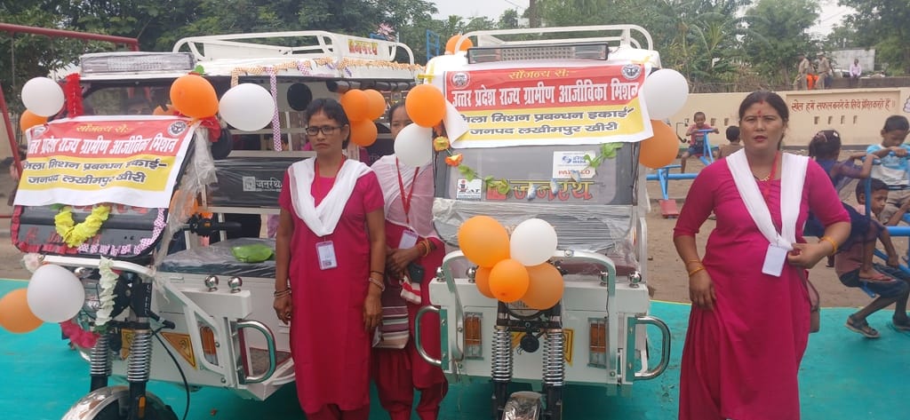 चंदनचौकी के बलेरा में पांरपरिक वेशभूषा में कार्यक्रम पेश करने वाली बालिकाएं। संवाद