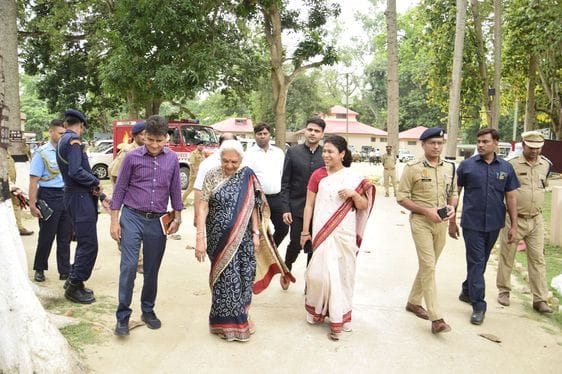 चंदनचौकी के बलेरा में पांरपरिक वेशभूषा में कार्यक्रम पेश करने वाली बालिकाएं। संवाद