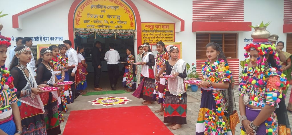 चंदनचौकी के बलेरा में पांरपरिक वेशभूषा में कार्यक्रम पेश करने वाली बालिकाएं। संवाद