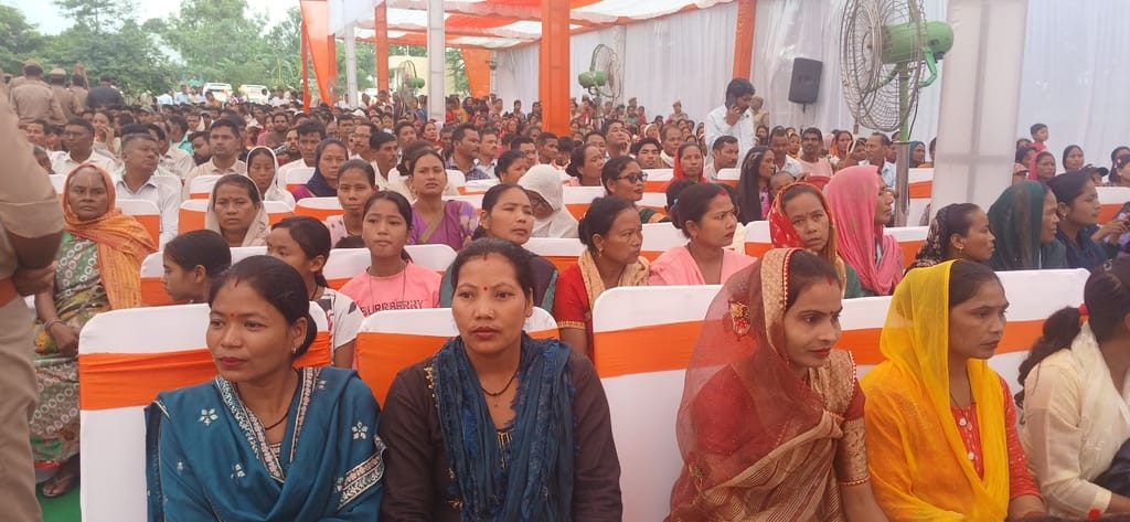 चंदनचौकी के बलेरा में पांरपरिक वेशभूषा में कार्यक्रम पेश करने वाली बालिकाएं। संवाद