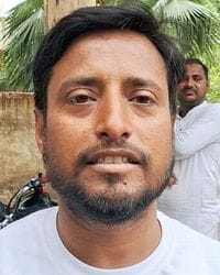 एसएसपी कार्यालय के बाहर खड़े निवेशक। संवाद