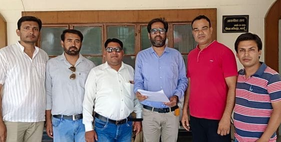 एसएसपी कार्यालय के बाहर खड़े निवेशक। संवाद