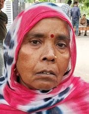 एसएसपी कार्यालय के बाहर खड़े निवेशक। संवाद