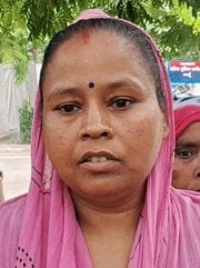 एसएसपी कार्यालय के बाहर खड़े निवेशक। संवाद